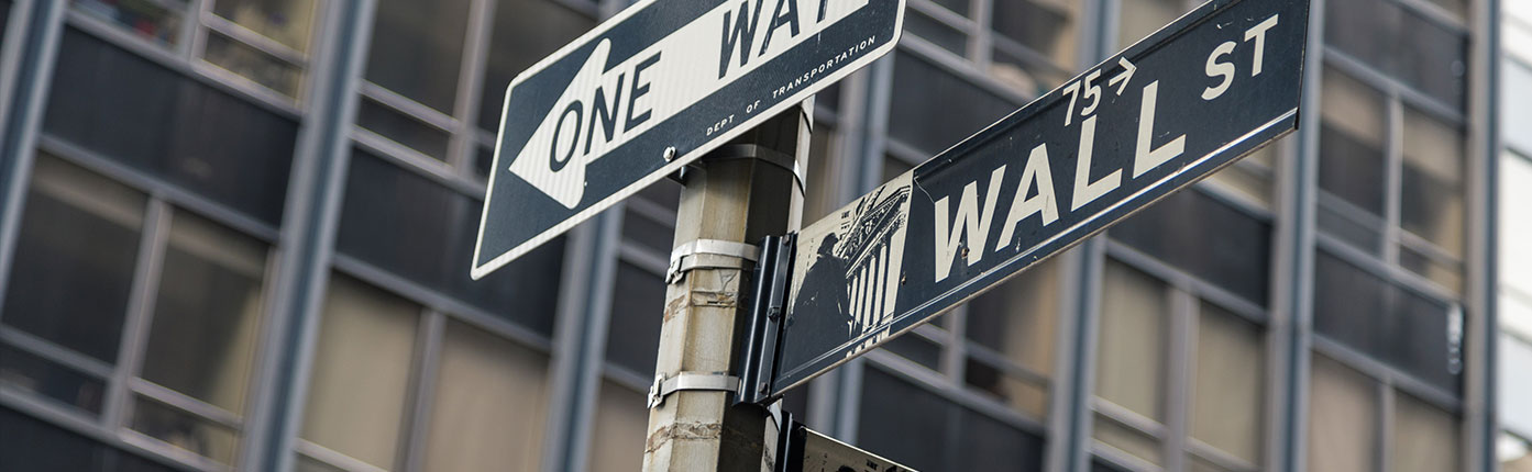 Wall Street Einbahnstraße im Finanzviertel Straßenschilder für Wall Street und Einbahnstraße in einem Finanzviertel.