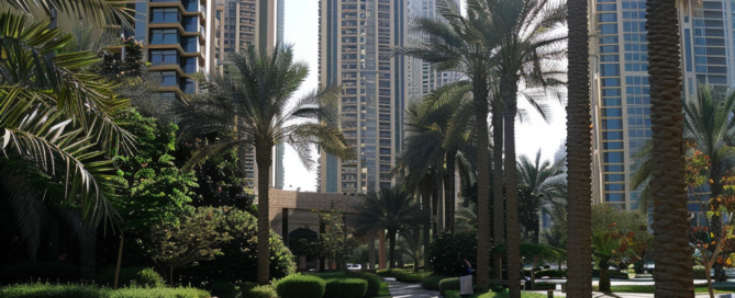 Ein luxuriöses Wohngebiet in Dubai mit modernen Hochhäusern und üppigen Grünflächen.